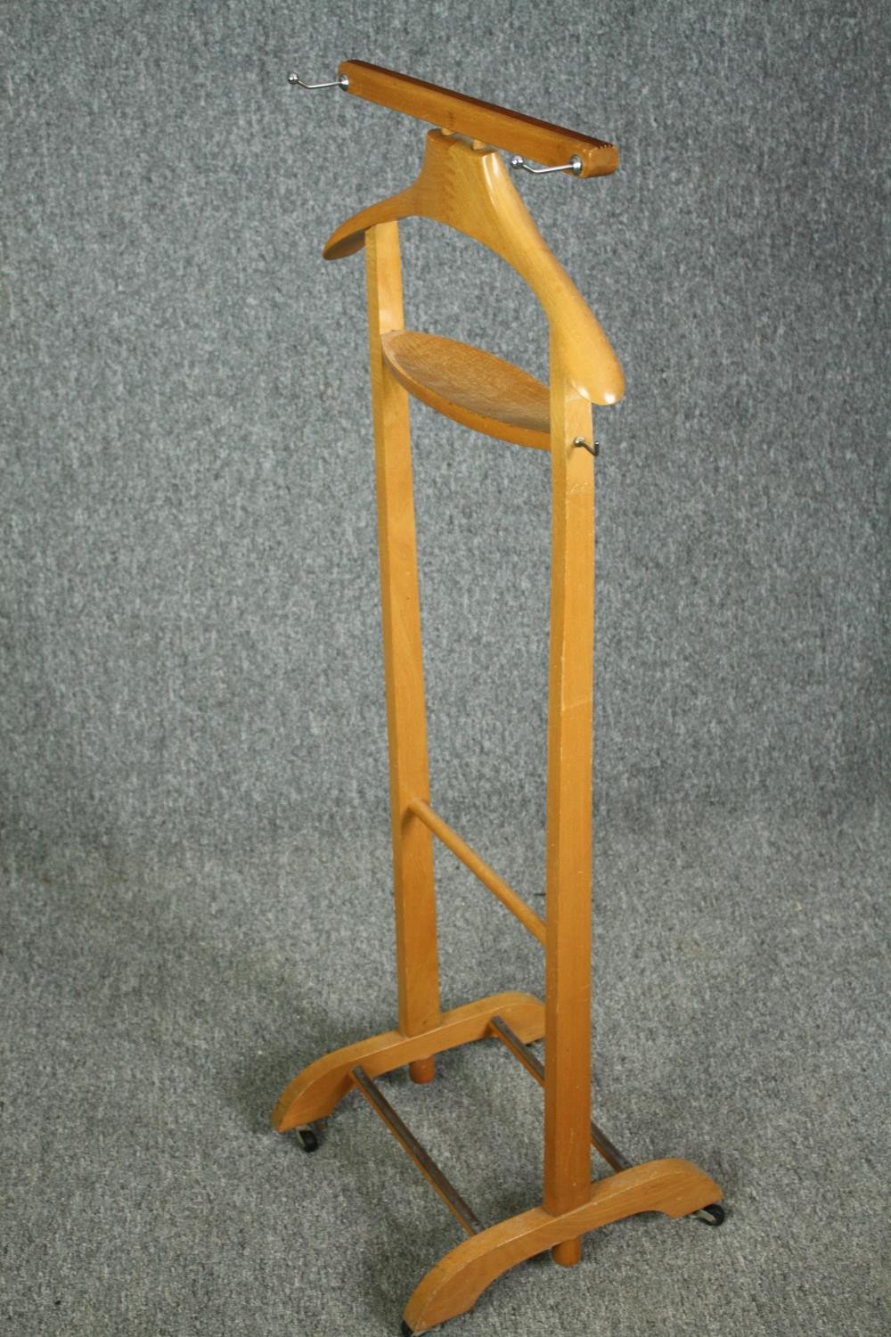 A mid century beech Italian valet stand by Fratelli Reguitti for Brevettato. H.111 W.45cm. - Image 3 of 5