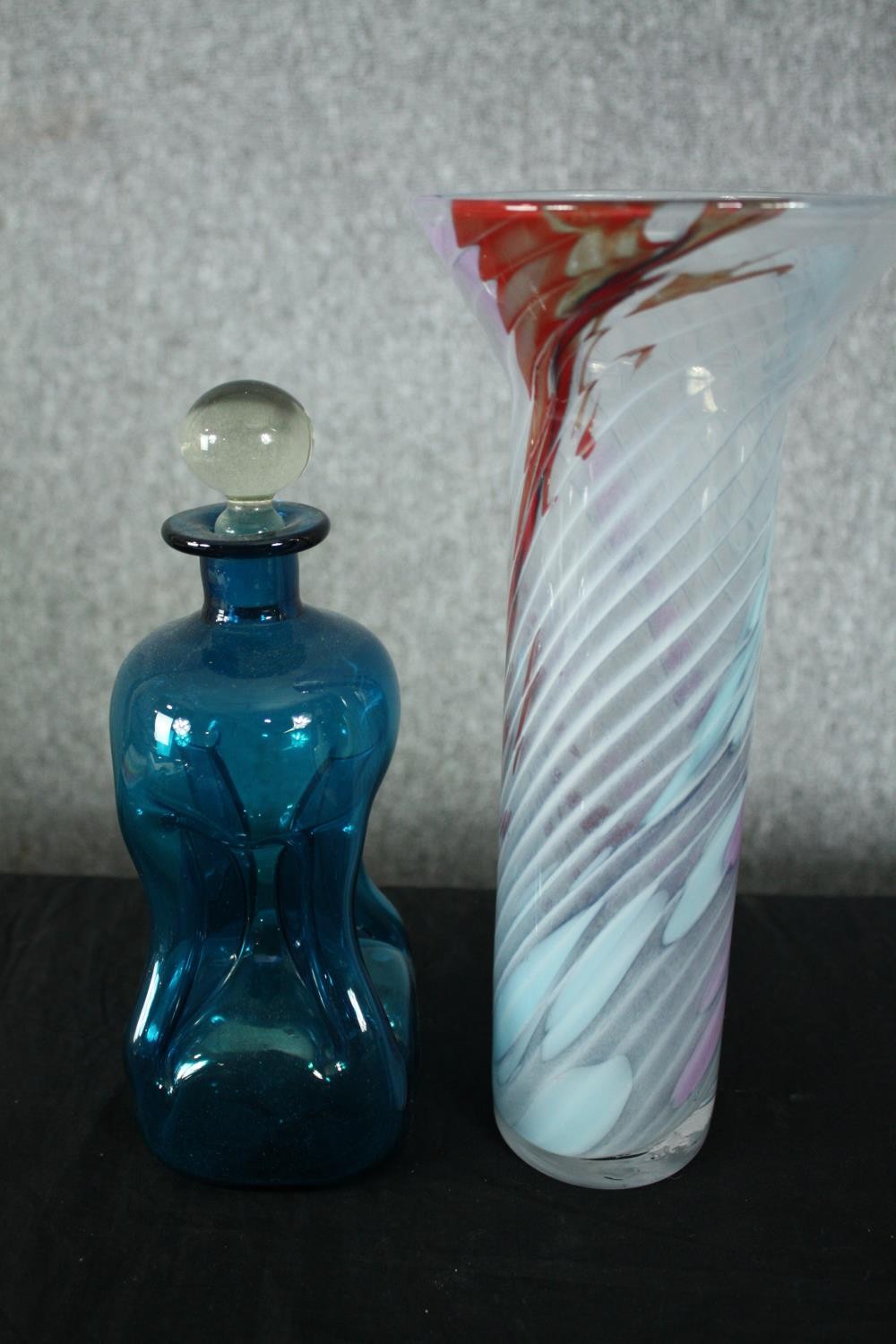 An Italian art glass decanter, a blue glass glug decanter and other art glass items. H.29cm. ( - Image 7 of 8