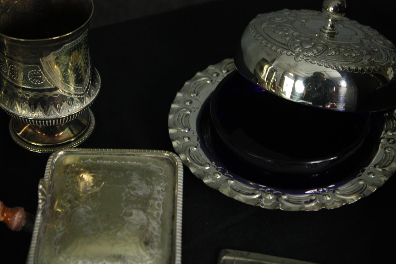 An extensive collection of mixed silver plate. H.34 W.25cm. (case) - Image 11 of 14