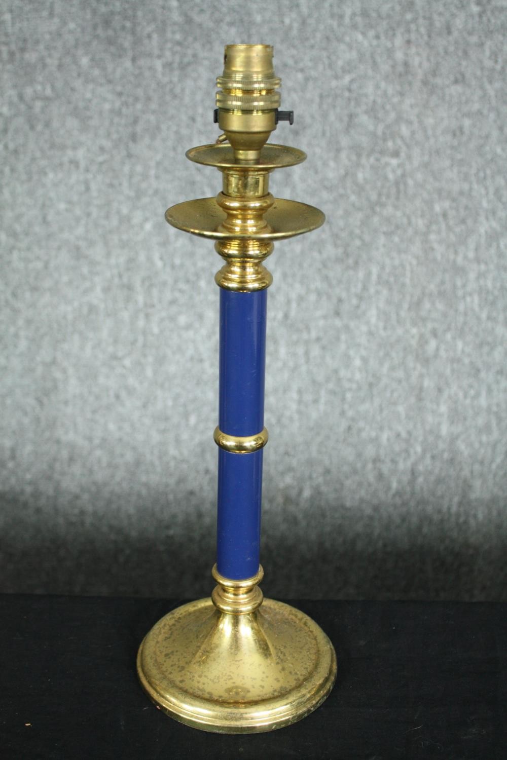 A miscellaneous collection of four brass table lamps to include a desk lamp with articulated - Image 3 of 7