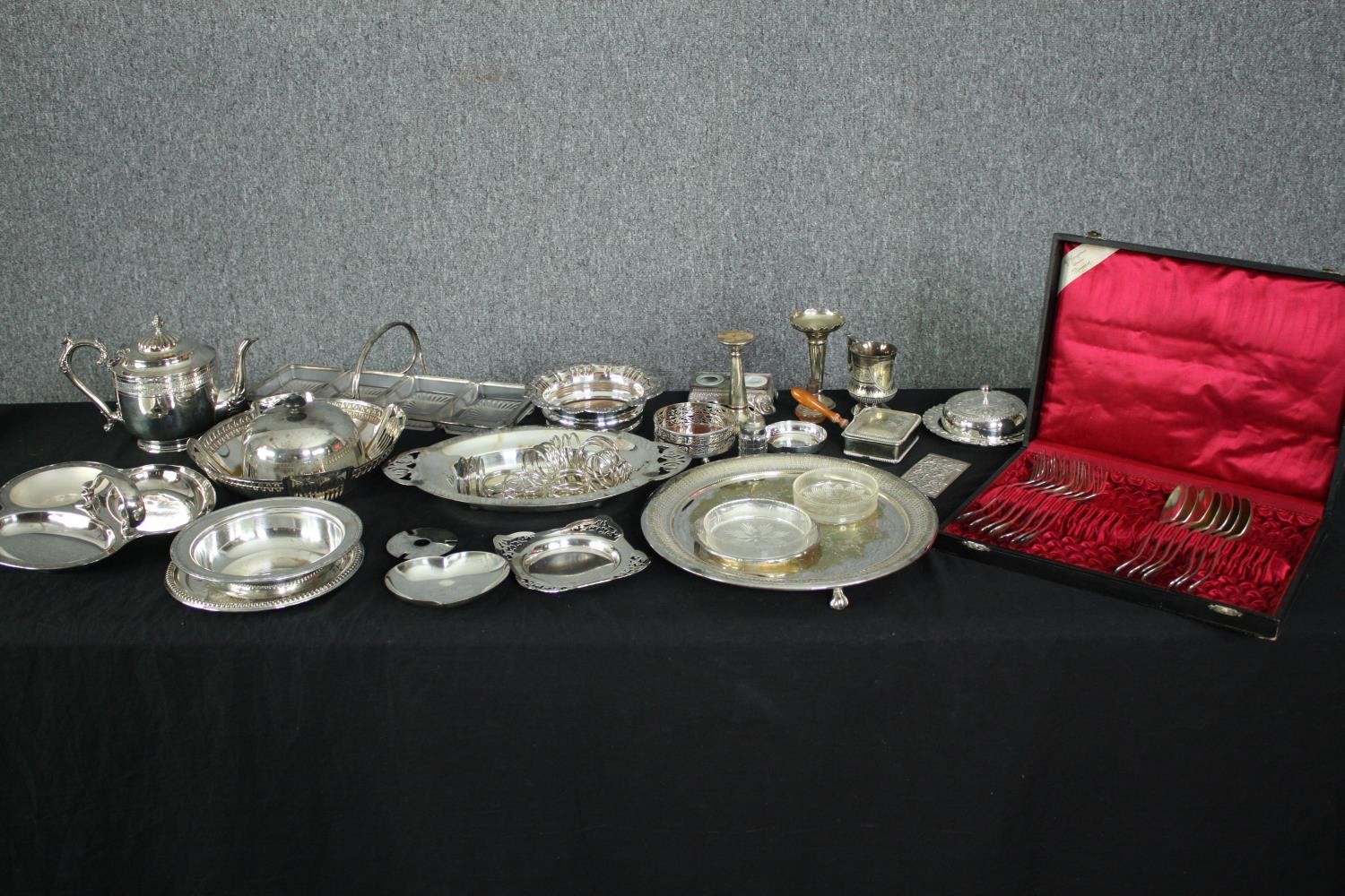 An extensive collection of mixed silver plate. H.34 W.25cm. (case)