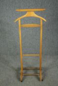 A mid century beech Italian valet stand by Fratelli Reguitti for Brevettato. H.111 W.45cm.