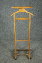 A mid century beech Italian valet stand by Fratelli Reguitti for Brevettato. H.111 W.45cm.