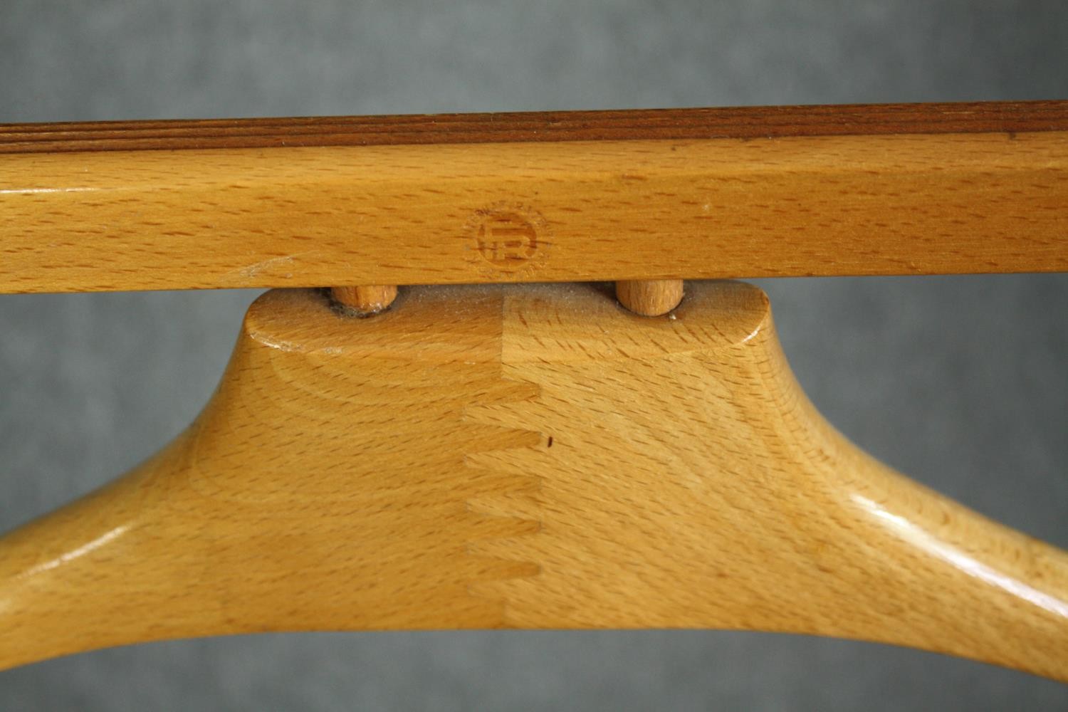 A mid century beech Italian valet stand by Fratelli Reguitti for Brevettato. H.111 W.45cm. - Image 4 of 5