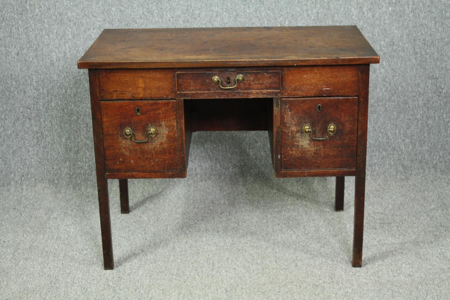 Kneehole desk, 19th century mahogany. H.68 W.86 D.48cm.