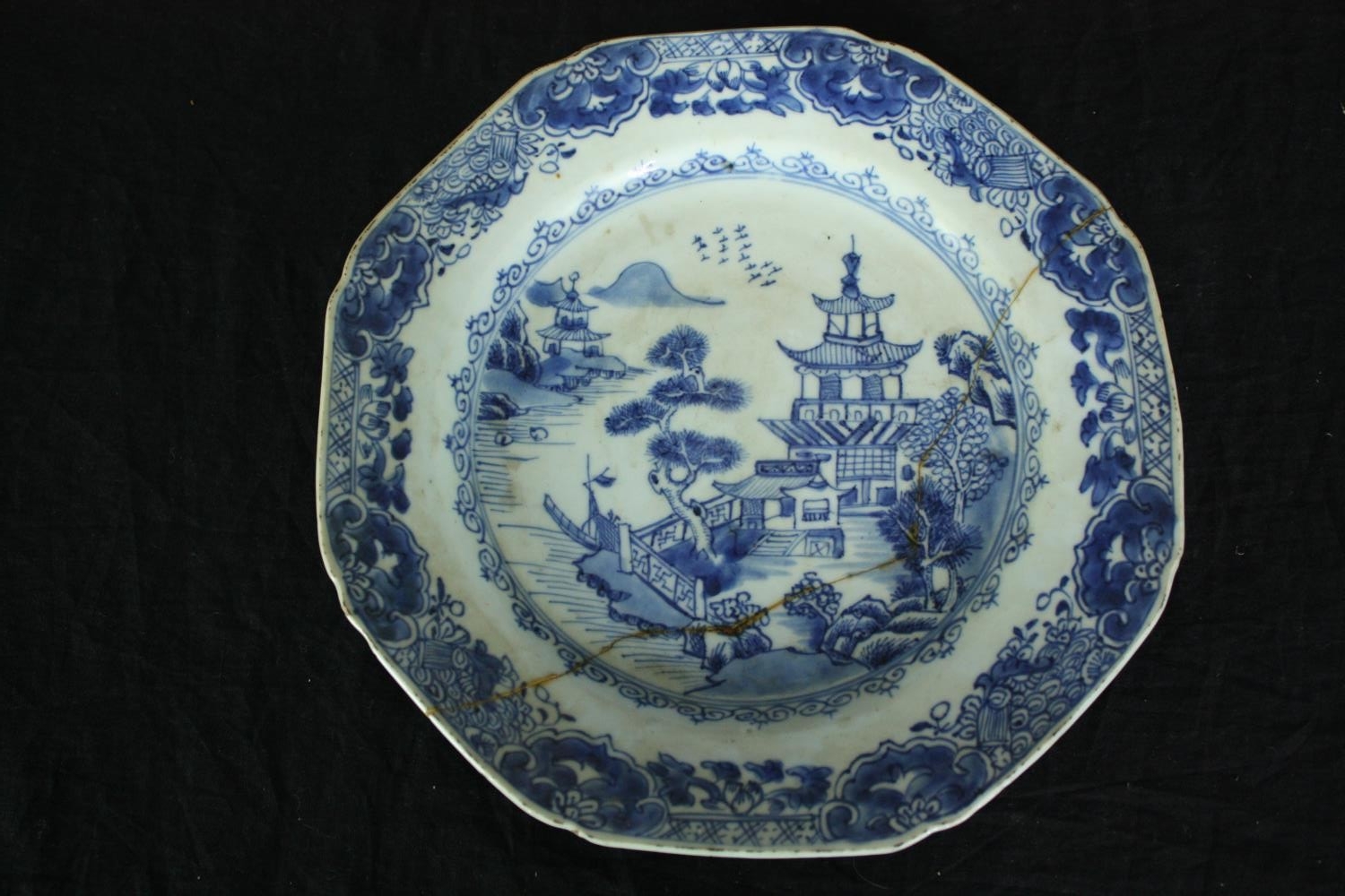 Three 18th and 19th century blue and white Chinese export ware hand painted porcelain plates, a pair - Image 6 of 7