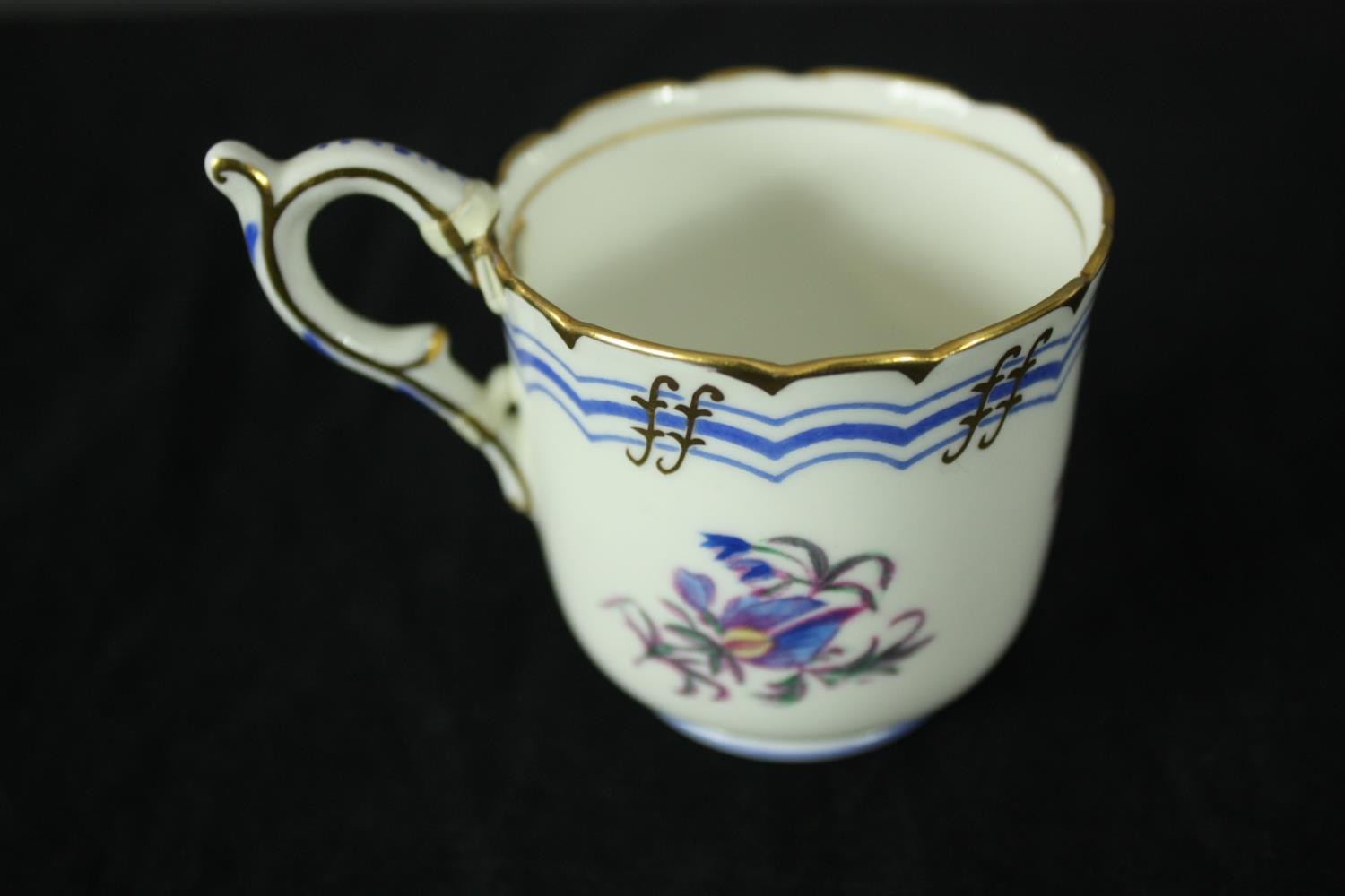 A set of six early 19th century Coalport tea cups and saucers, hand decorated in gilt and with - Image 4 of 7