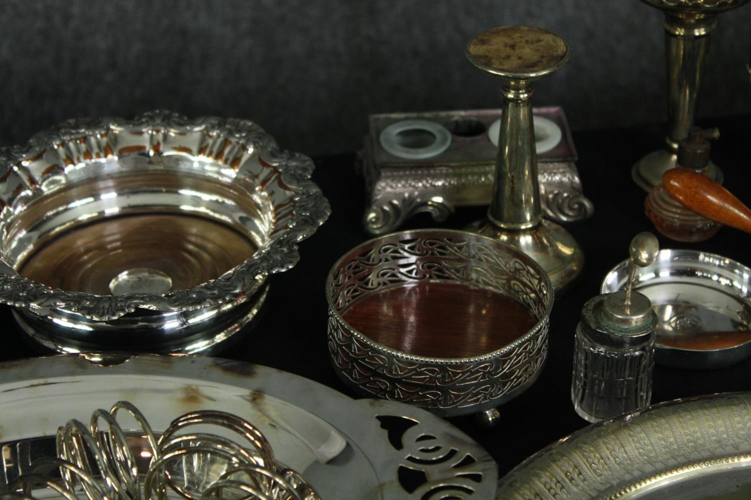 An extensive collection of mixed silver plate. H.34 W.25cm. (case) - Image 9 of 14