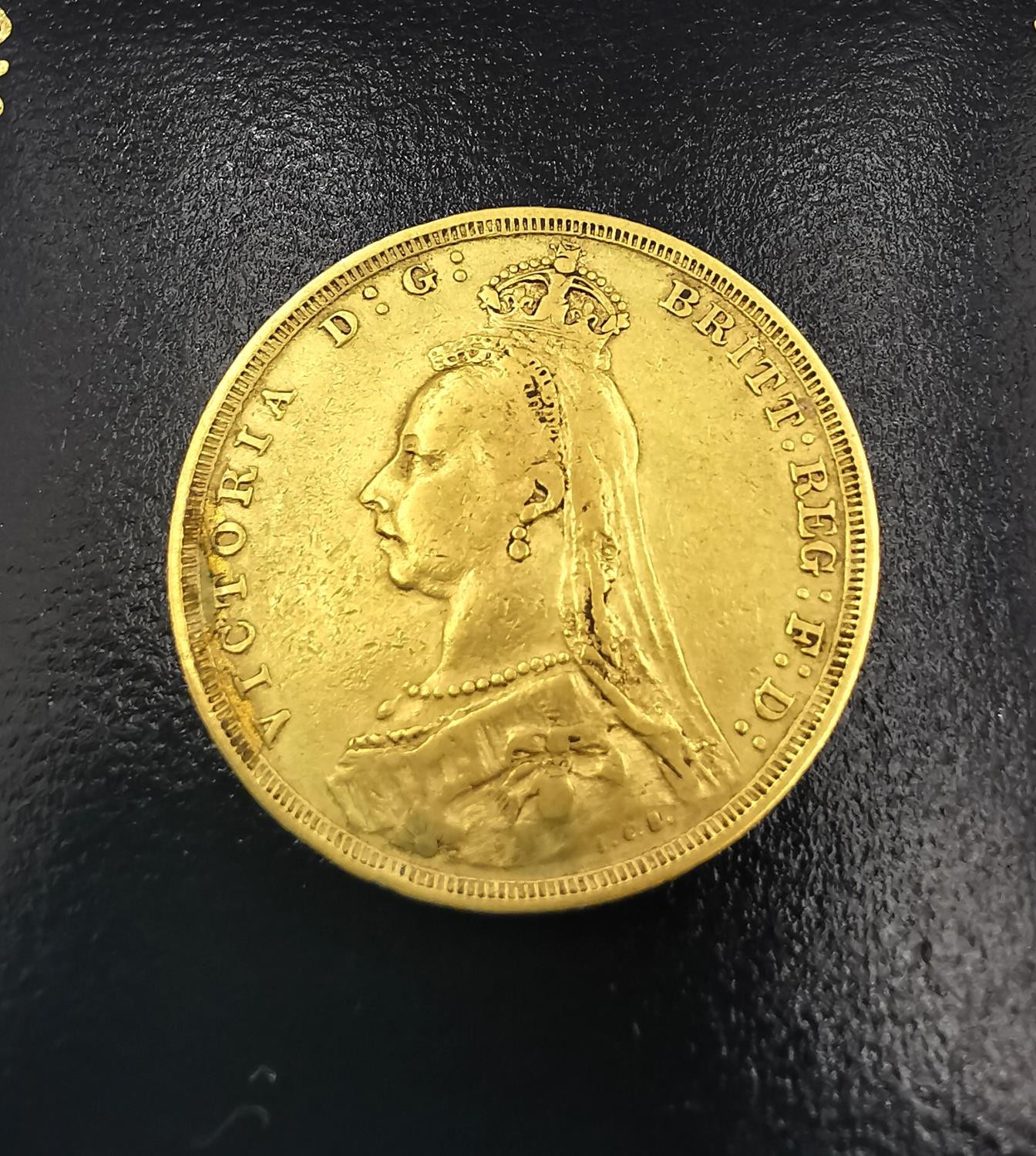 A Victoria full sovereign, dated 1890. Diameter 2.1cm 7.93g