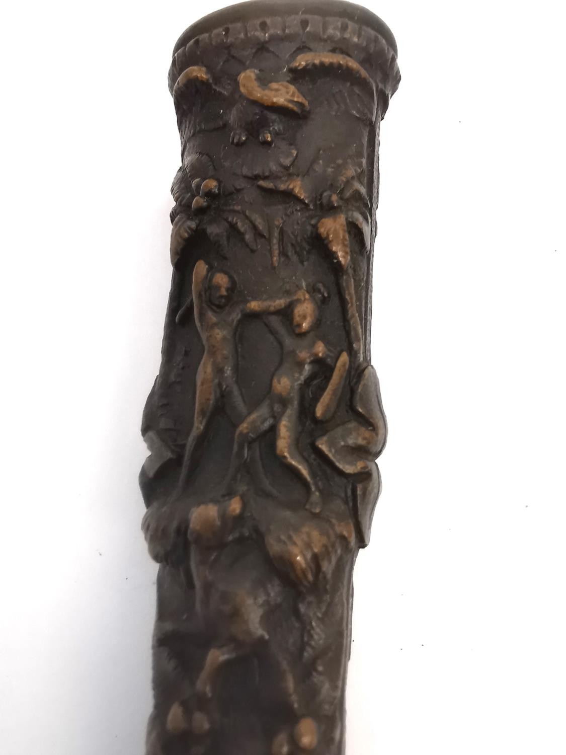 A 19th century French colonial bronze handled dagger with relief design bronze scabbard. The - Bild 10 aus 13