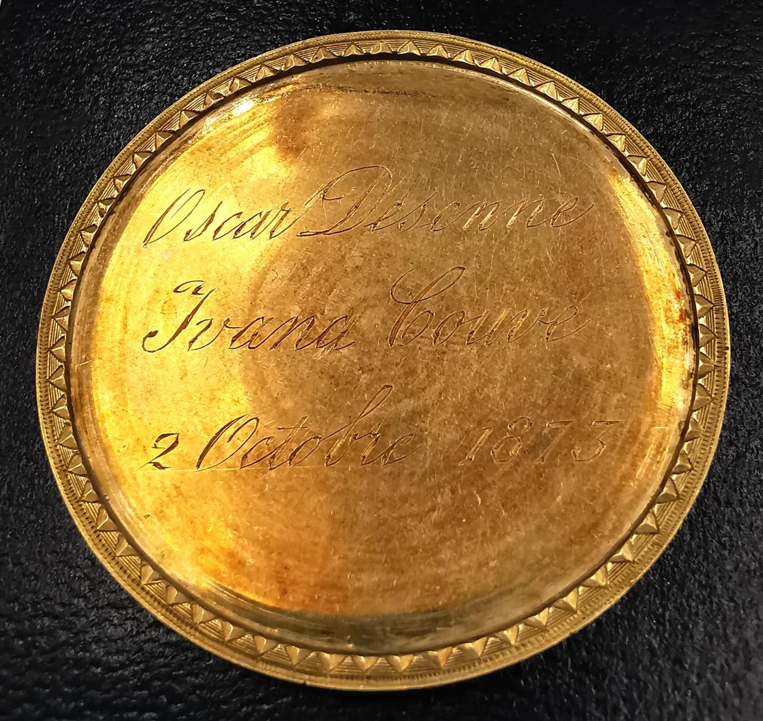 A 19th century French yellow metal (tests higher than 9ct gold) medal with raised edge and inscribed - Image 3 of 11