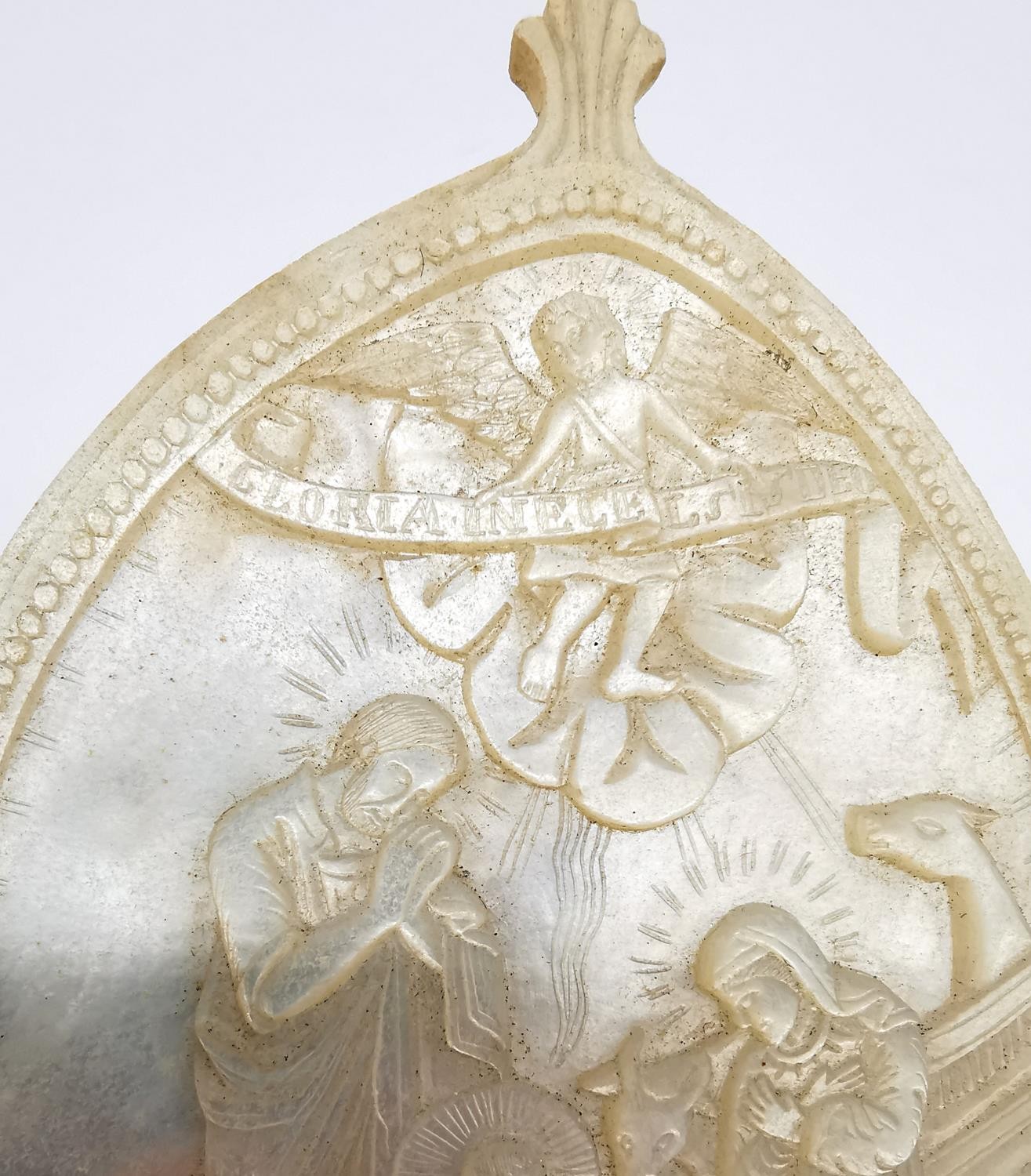 Two 19th century carved mother of pearl religious medallions depicting The Annunciation, Holy Land - Image 11 of 11