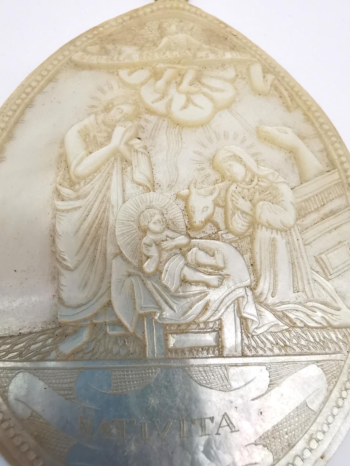 Two 19th century carved mother of pearl religious medallions depicting The Annunciation, Holy Land - Image 4 of 11