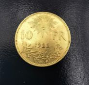 A 1922 Swiss 10 Franc gold coin, diameter 1.9cm Weight 3.21g.