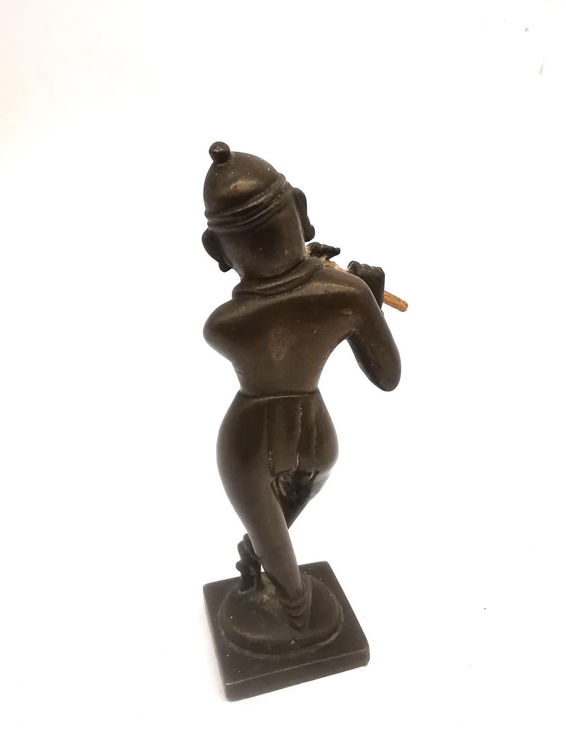 A 19th century Indian bronze figure of Krishna in Tri-bhang stance and playing the flute. H.12.5cm. - Image 4 of 8