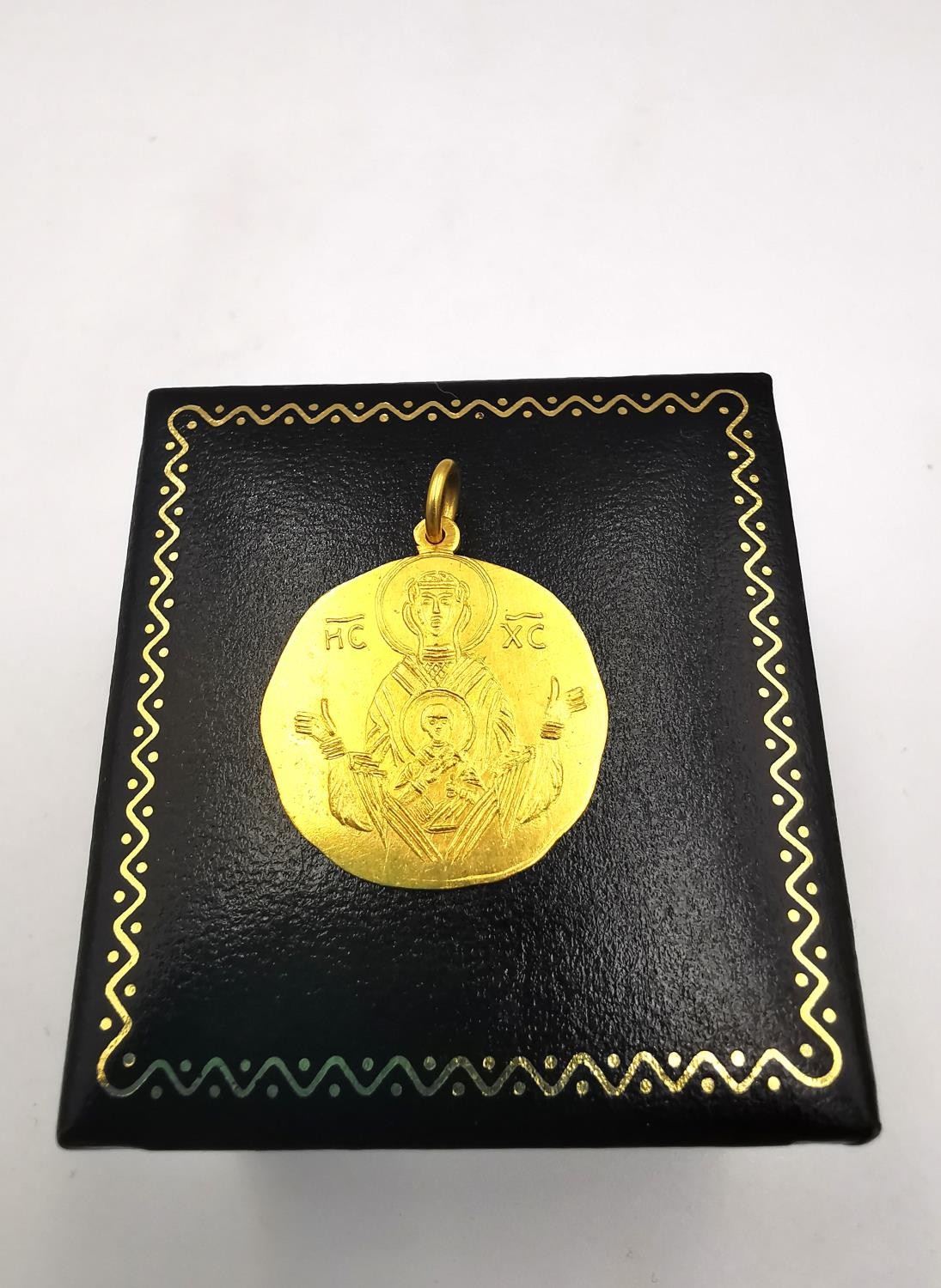 An 18k gold Greek St Christopher medallion, dated 1969. Stamped 18. Diameter 2.1cm. Weight 4.44g.