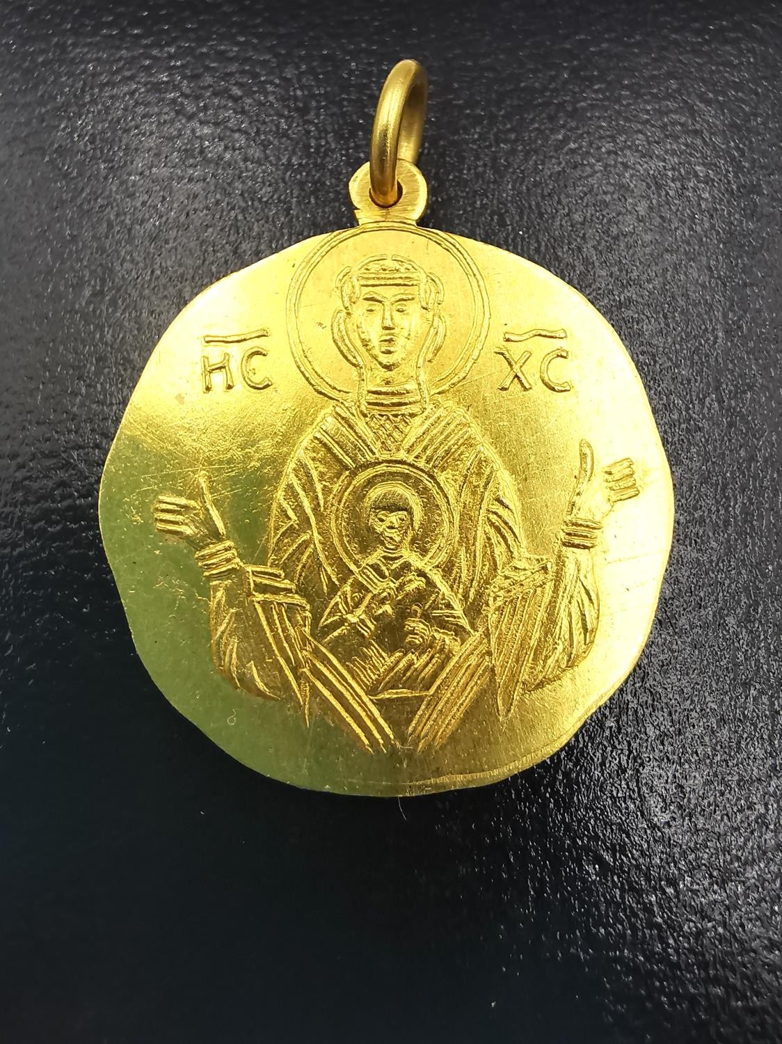 An 18k gold Greek St Christopher medallion, dated 1969. Stamped 18. Diameter 2.1cm. Weight 4.44g. - Bild 2 aus 3