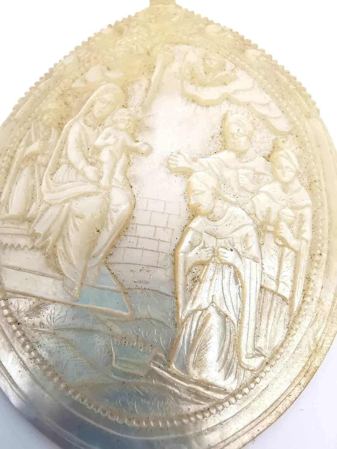 Two 19th century carved mother of pearl religious medallions depicting The Annunciation, Holy Land - Image 2 of 11
