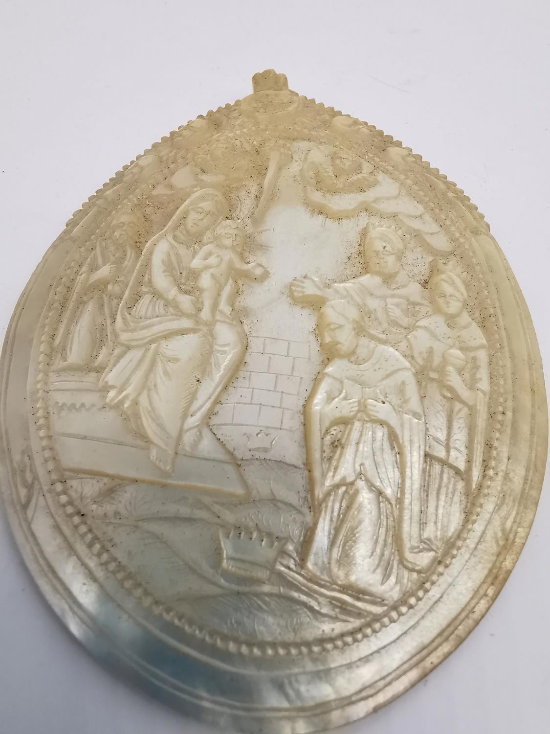 Two 19th century carved mother of pearl religious medallions depicting The Annunciation, Holy Land - Image 8 of 11