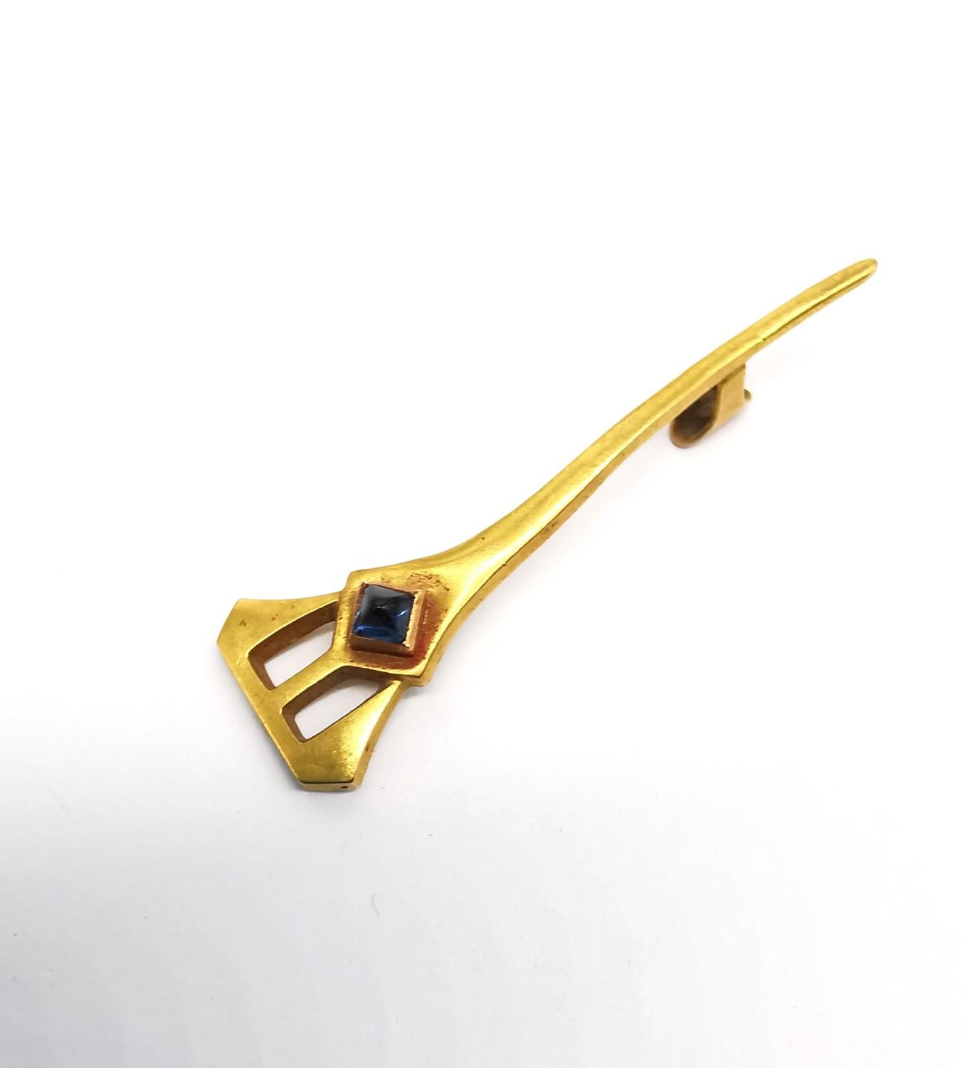 An Art Noveau 18ct yellow gold pin brooch with sugar loaf sapphire. Stamped 750. (missing pin