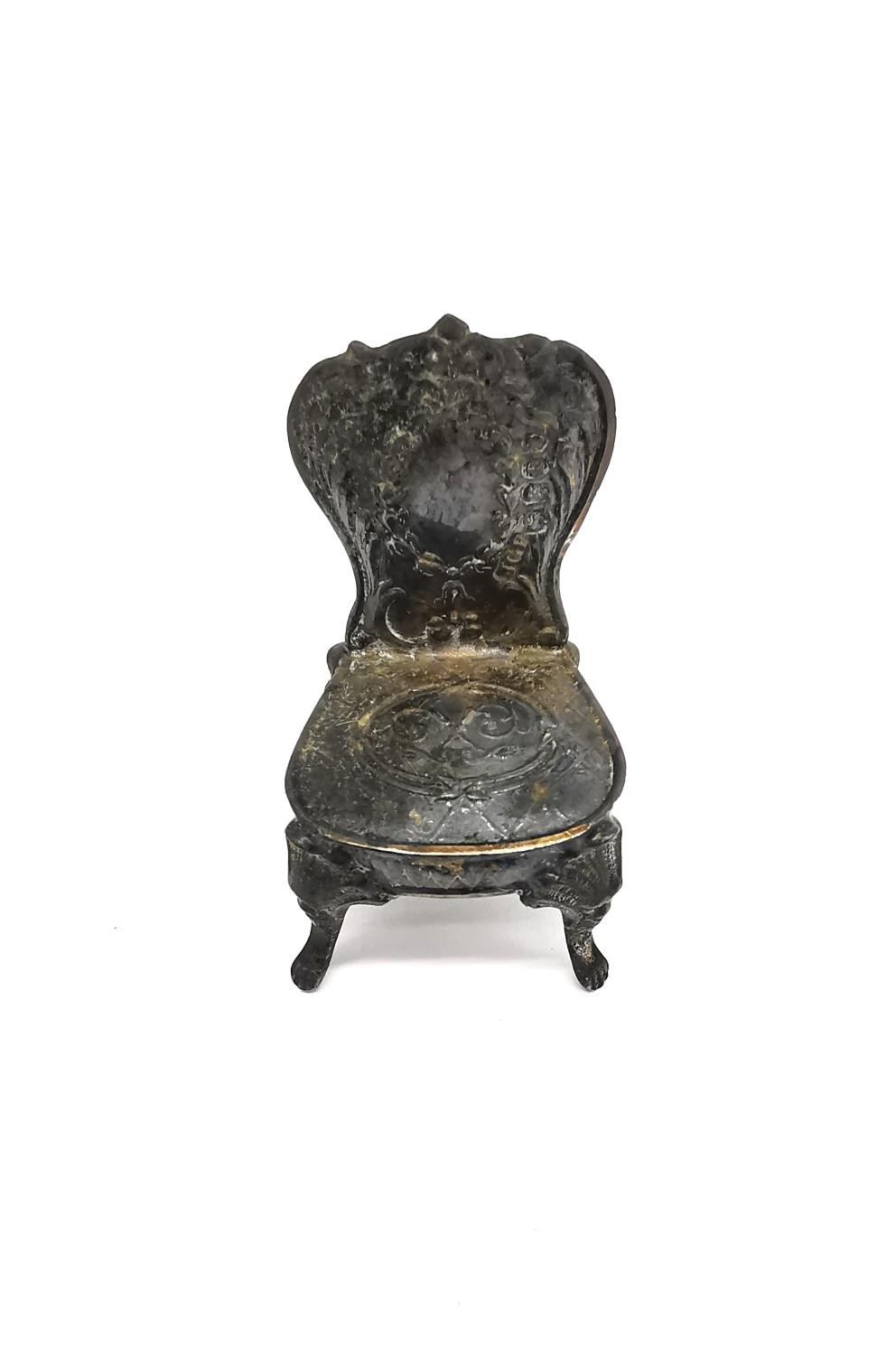 Three silver miniatures to include a repousse chair by John George Piddington, a white metal - Bild 7 aus 10