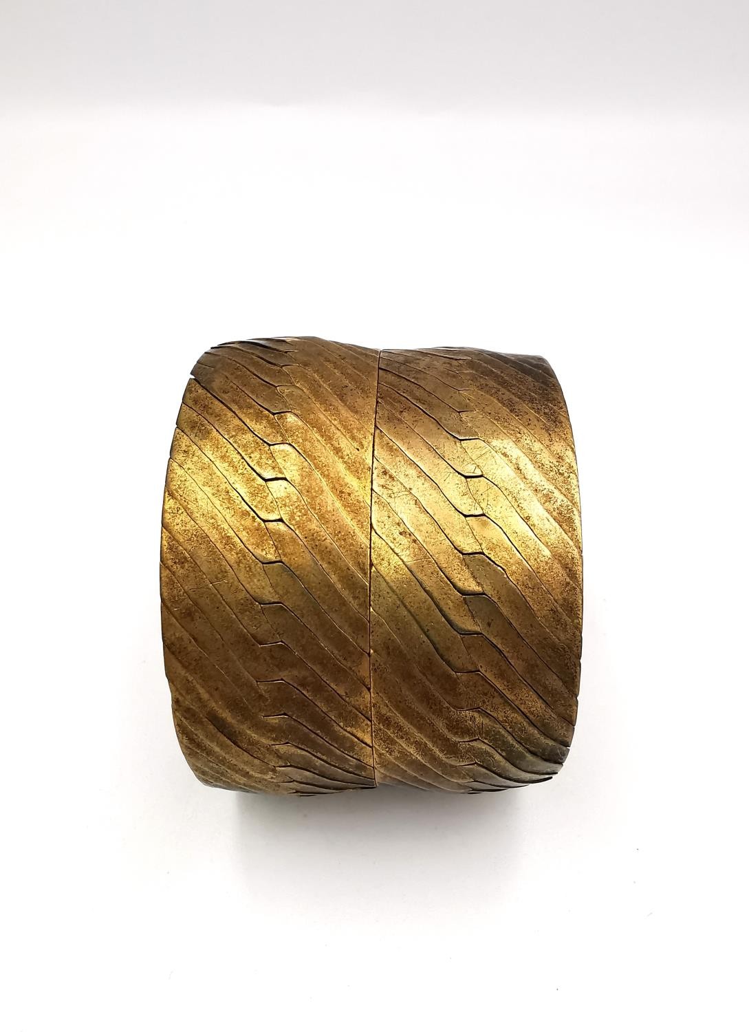 A Grecian style woven brass hinged pin cuff bangle. W.4.3 aperture 5.7 x 5.4cm - Bild 2 aus 5