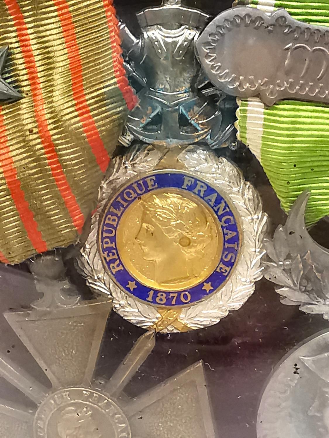Three framed and glazed French war medals: Troisième République, Valeur et Discipline, Medal, - Image 3 of 5