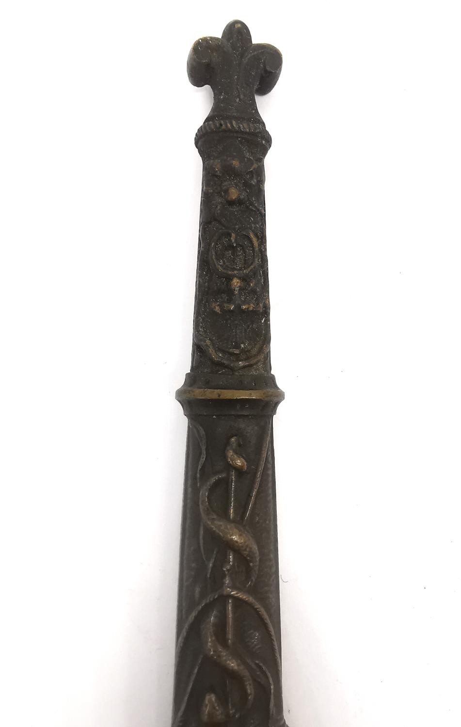 A 19th century French colonial bronze handled dagger with relief design bronze scabbard. The - Bild 9 aus 13