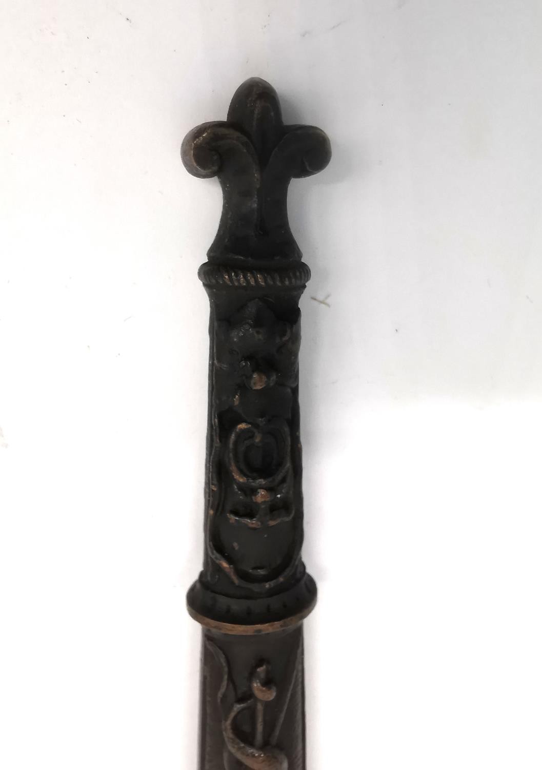 A 19th century French colonial bronze handled dagger with relief design bronze scabbard. The - Bild 12 aus 13