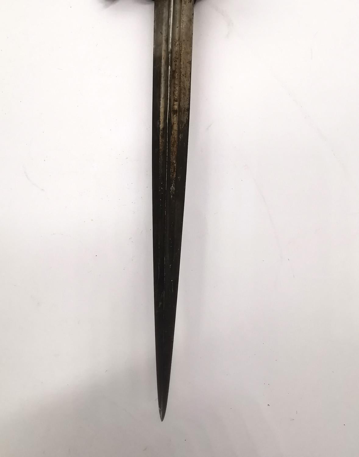 A 19th century French colonial bronze handled dagger with relief design bronze scabbard. The - Bild 7 aus 13