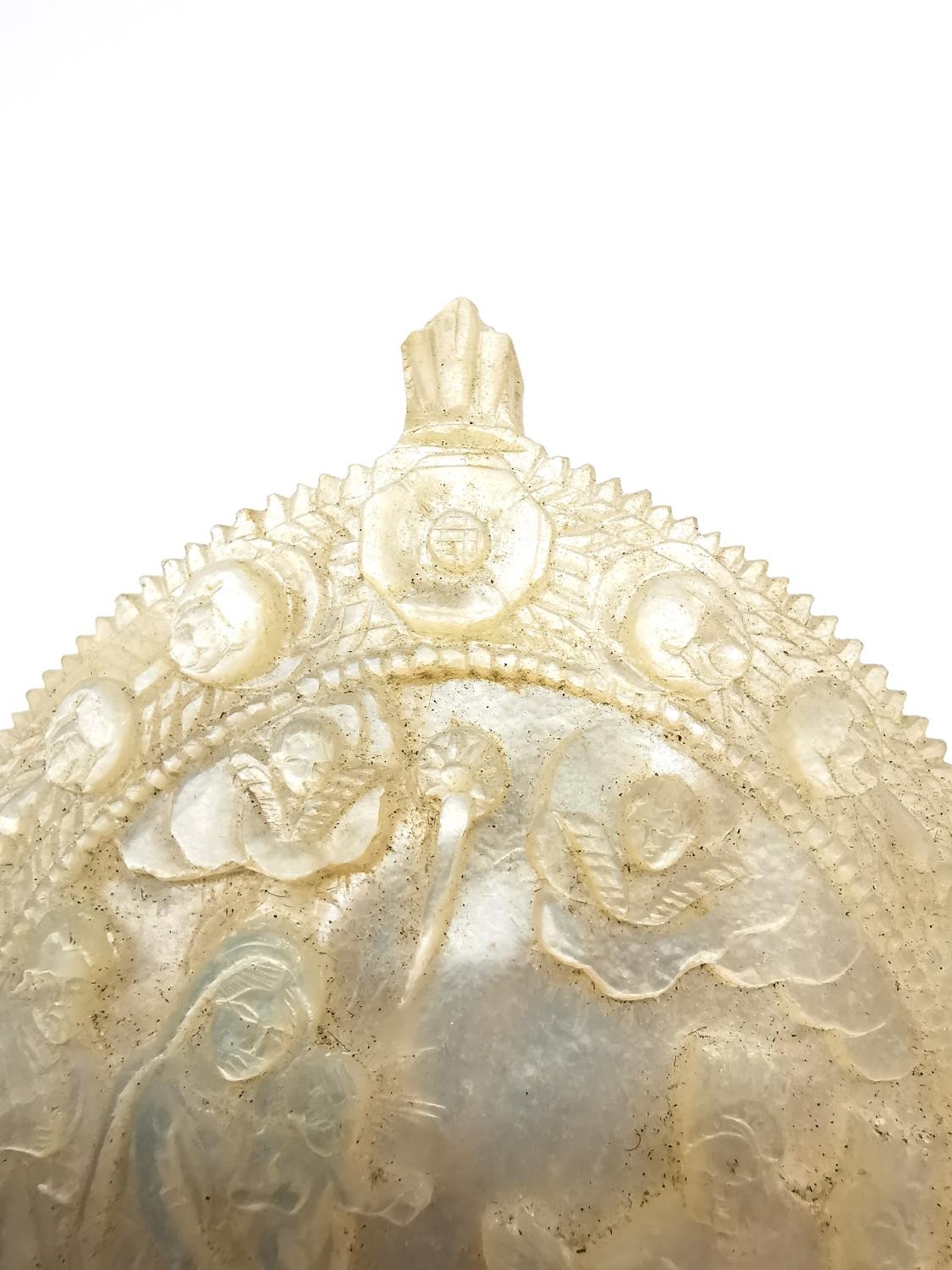 Two 19th century carved mother of pearl religious medallions depicting The Annunciation, Holy Land - Image 10 of 11