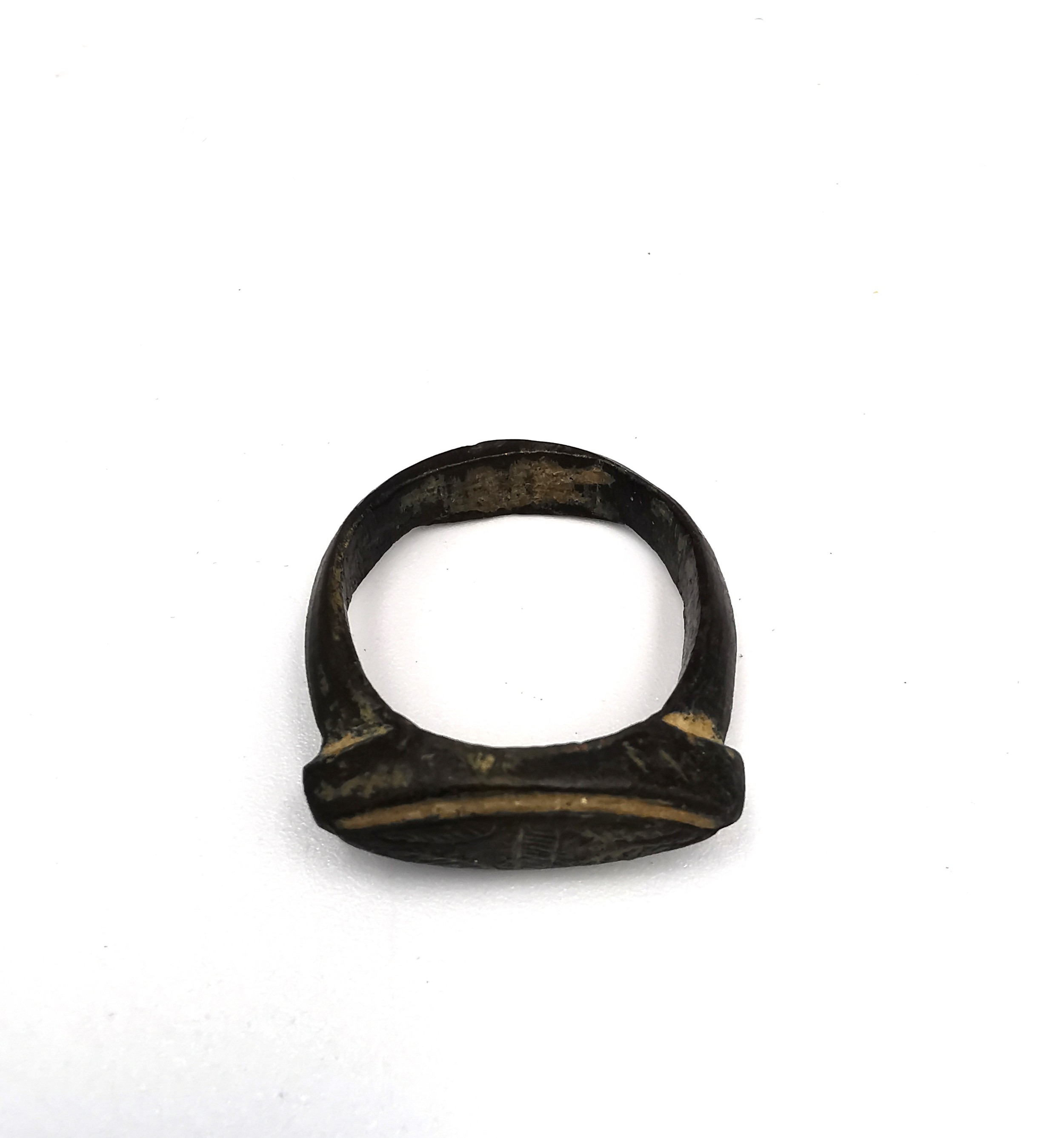 A bronze Roman ring with elliptical shape and hand etched geometric design. Ring size P. Weight 8. - Image 3 of 6