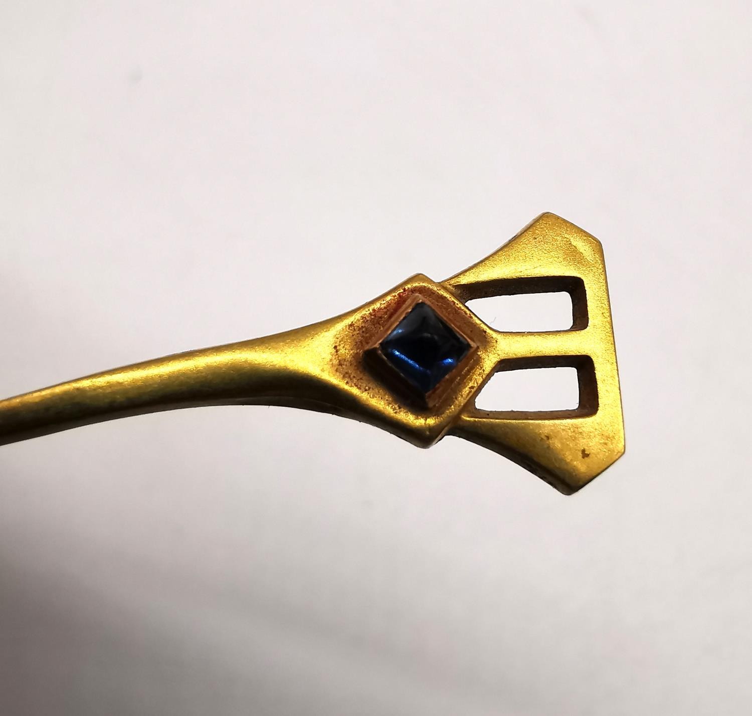 An Art Noveau 18ct yellow gold pin brooch with sugar loaf sapphire. Stamped 750. (missing pin - Image 2 of 7