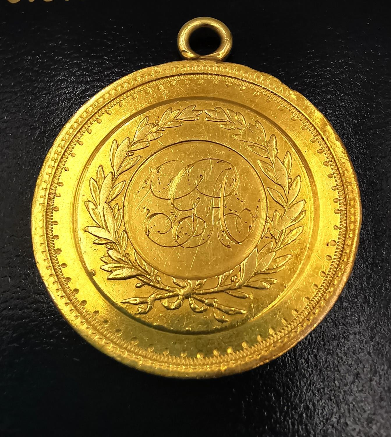 A 19th century yellow metal (tests higher than 9ct) medal with laurel leaf wreath and engraved - Bild 2 aus 7