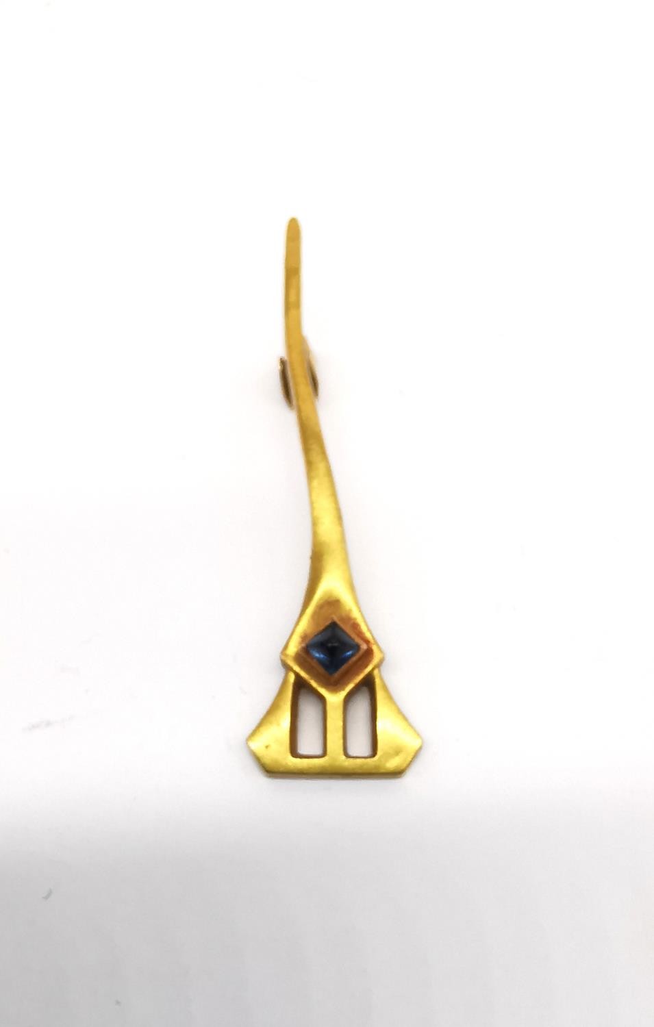 An Art Noveau 18ct yellow gold pin brooch with sugar loaf sapphire. Stamped 750. (missing pin - Image 4 of 7