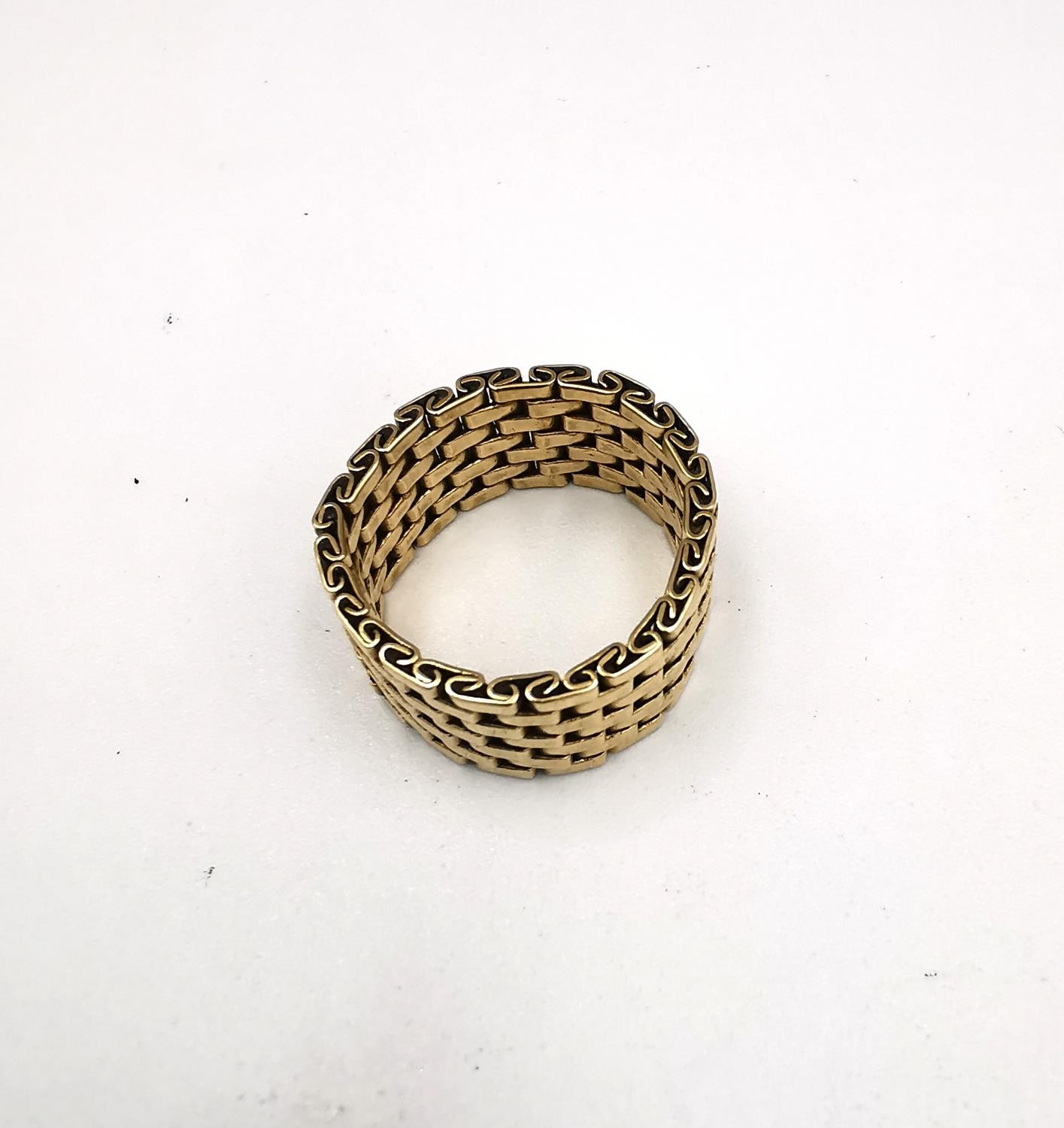A gold plated articulated chain mail ring. Weight 6.5g. Size Q. - Image 2 of 4