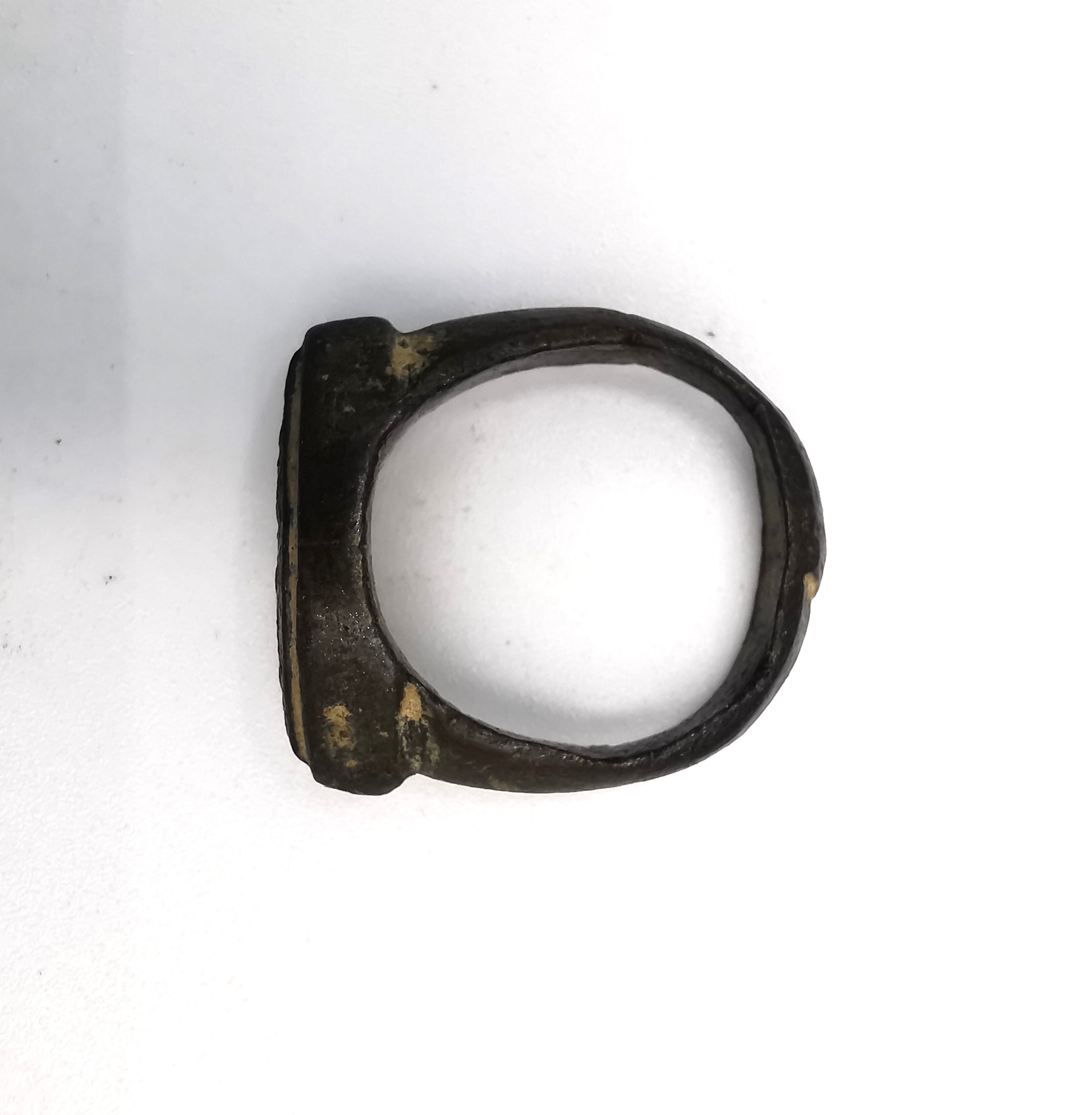 A bronze Roman ring with elliptical shape and hand etched geometric design. Ring size P. Weight 8. - Image 5 of 6