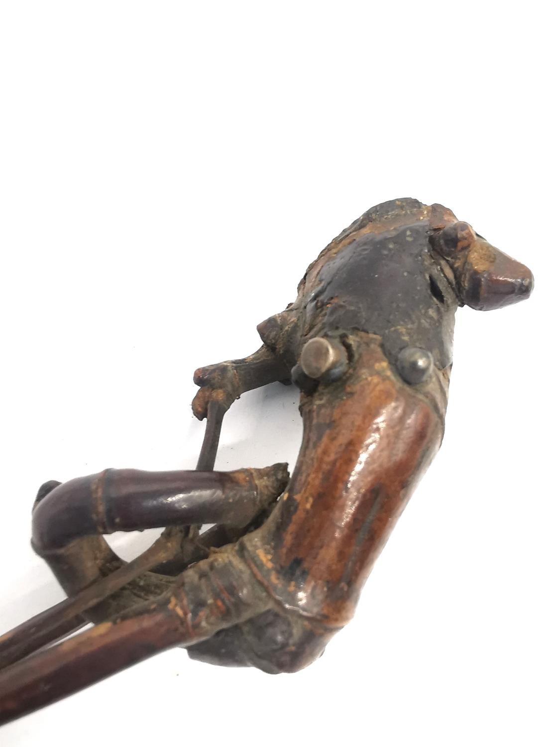 A Chinese early 20th century root wood pipe with brass mouth piece and brass studded detailing. L. - Image 2 of 7