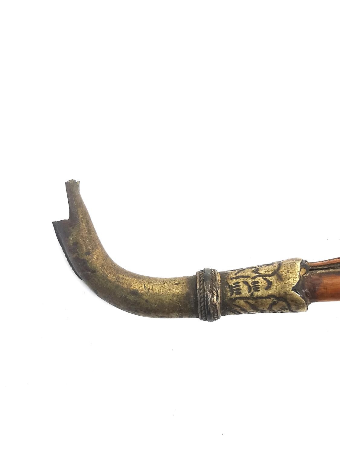 A Chinese early 20th century root wood pipe with brass mouth piece and brass studded detailing. L. - Image 3 of 7