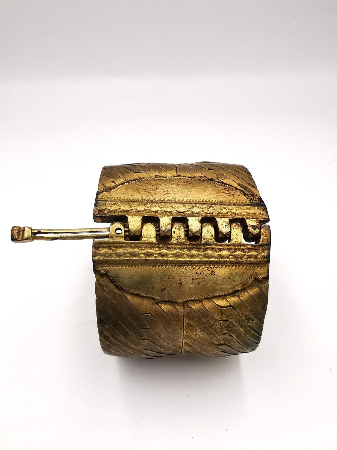 A Grecian style woven brass hinged pin cuff bangle. W.4.3 aperture 5.7 x 5.4cm - Bild 5 aus 5