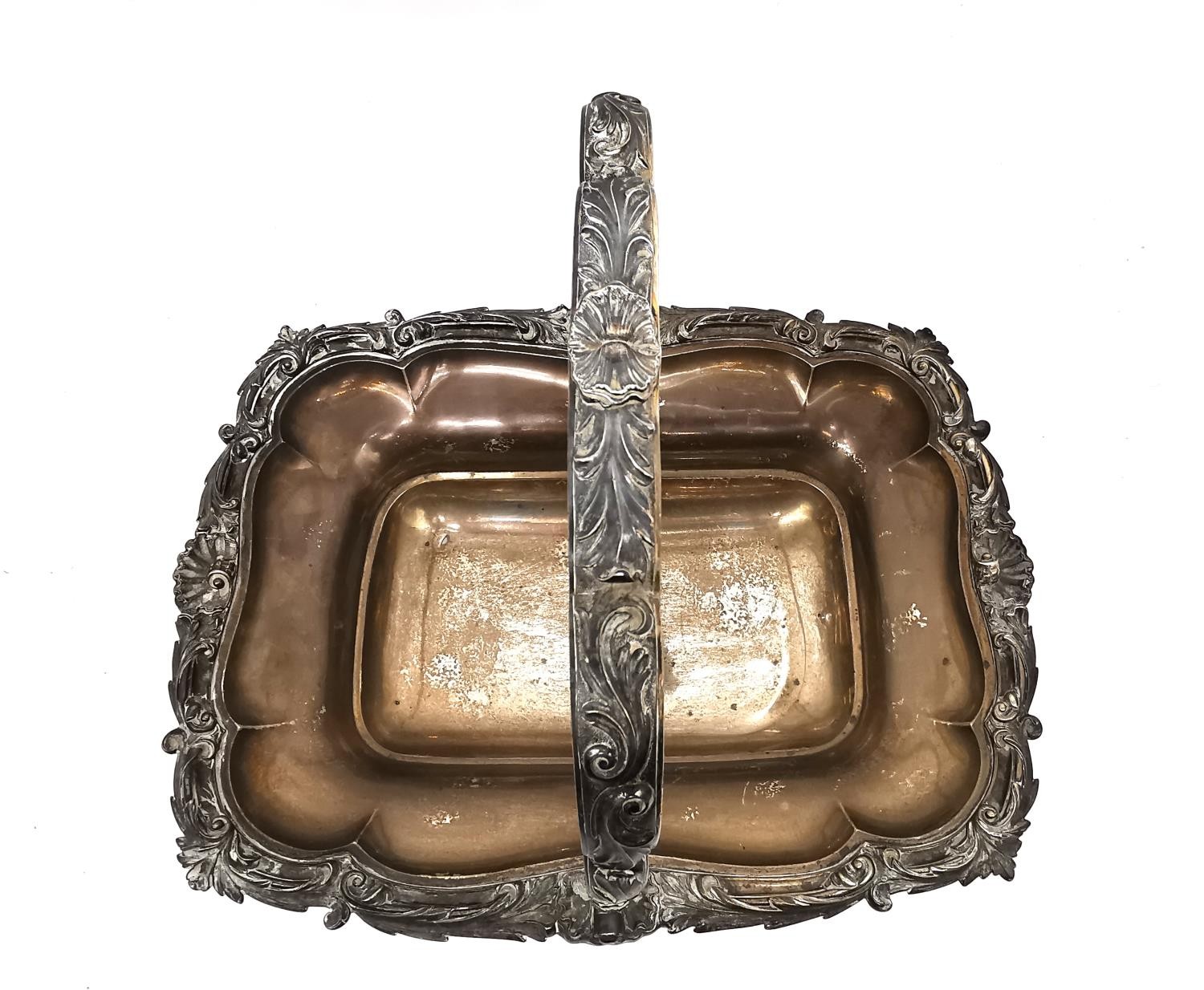 A Georgian sterling silver swing handle fruit basket with sculptural shell and scrolling foliate - Image 4 of 9