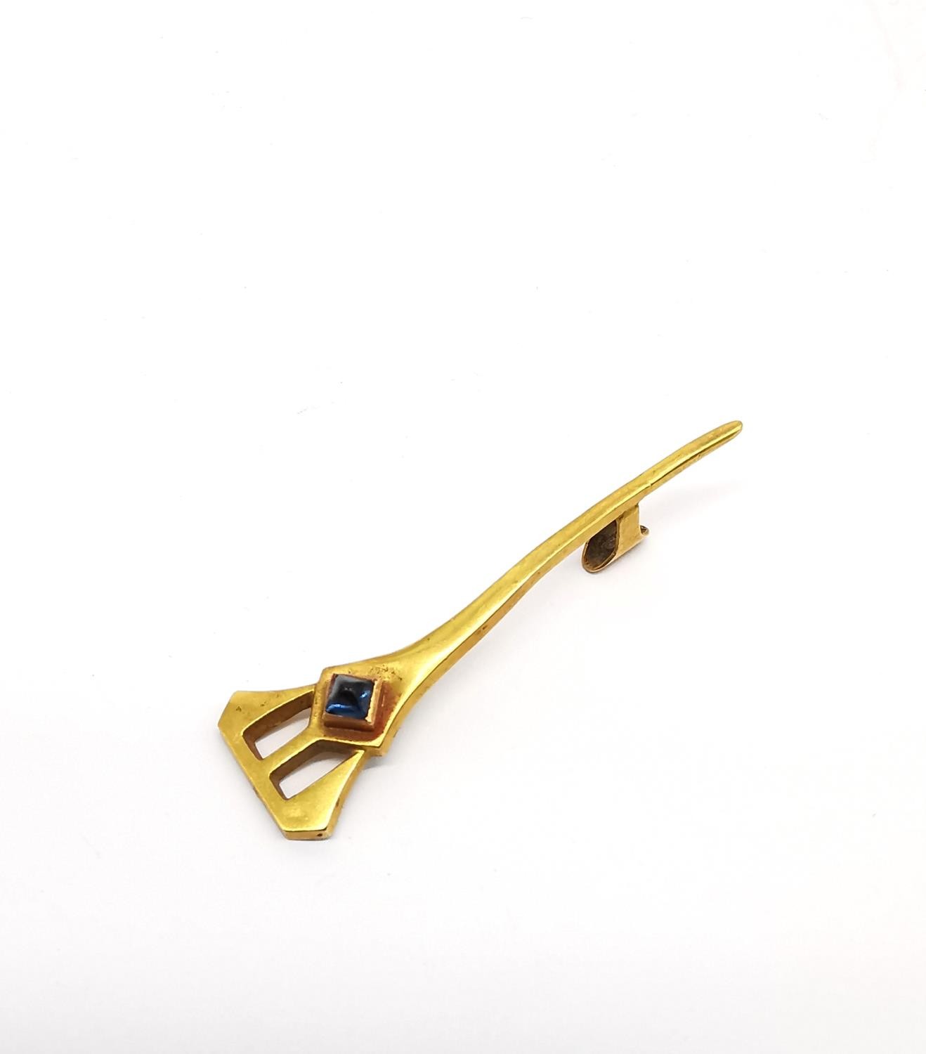 An Art Noveau 18ct yellow gold pin brooch with sugar loaf sapphire. Stamped 750. (missing pin - Image 7 of 7