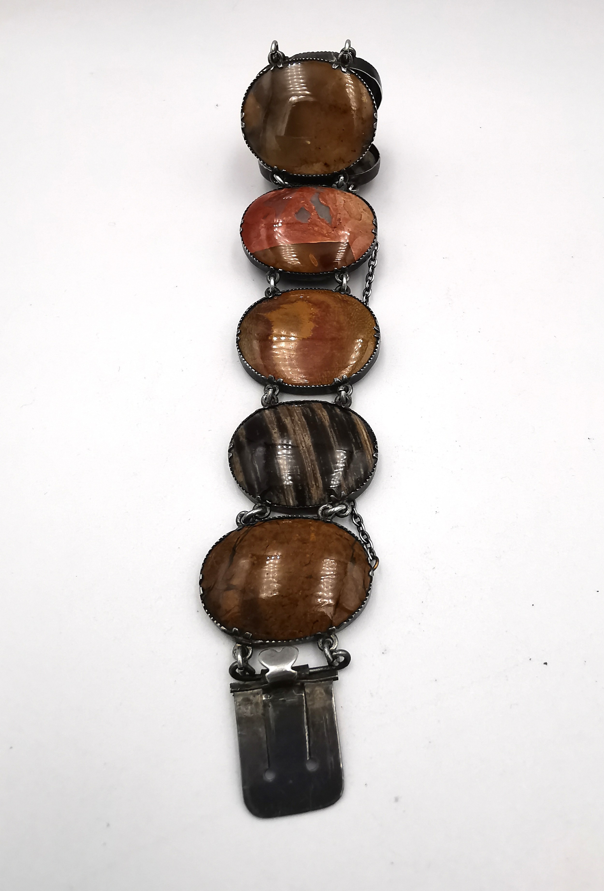 A silver and specimen agate articulated bracelet along with two carnelian and tiger's eye bead - Image 5 of 5