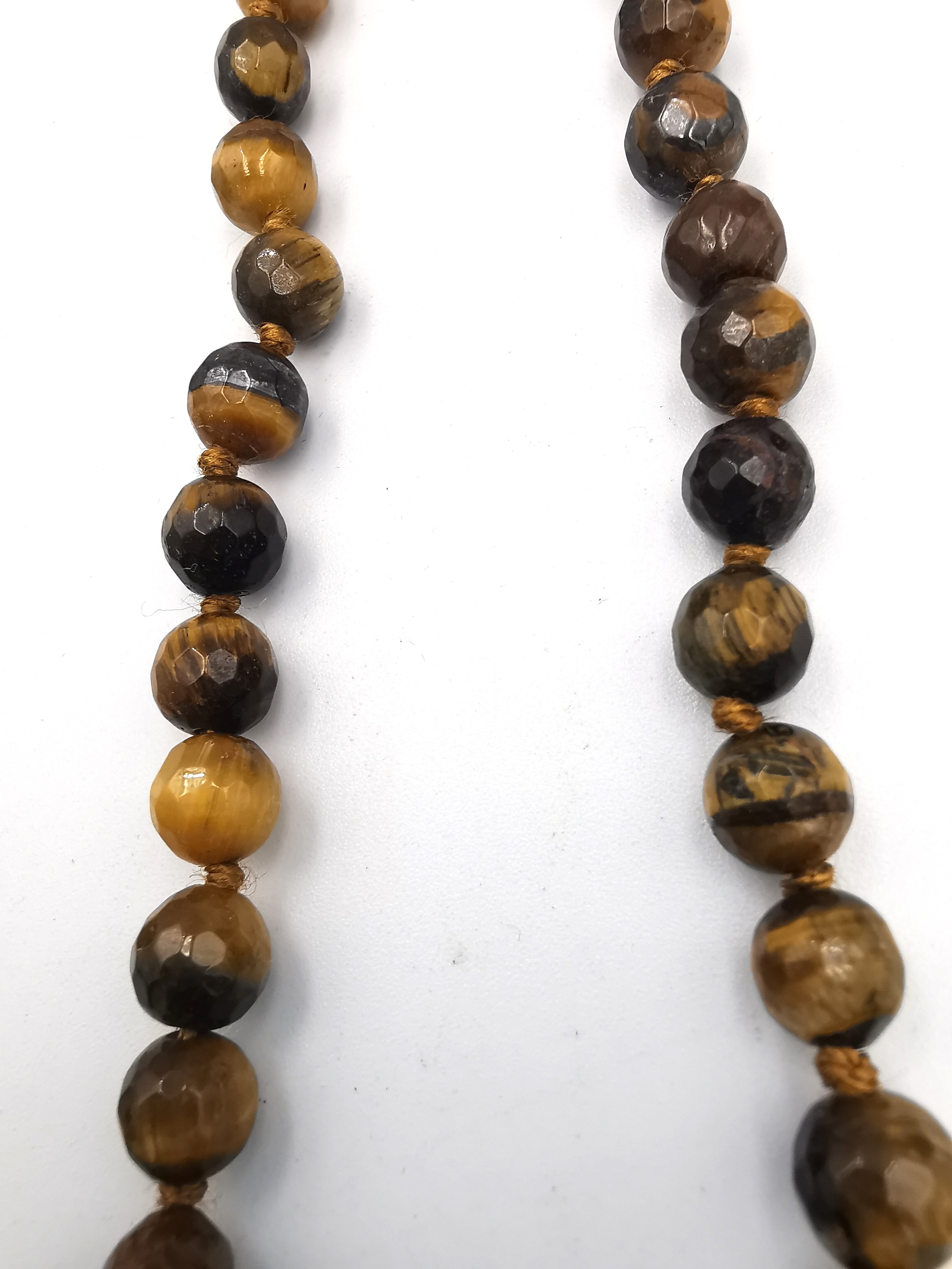 A silver and specimen agate articulated bracelet along with two carnelian and tiger's eye bead - Image 4 of 5