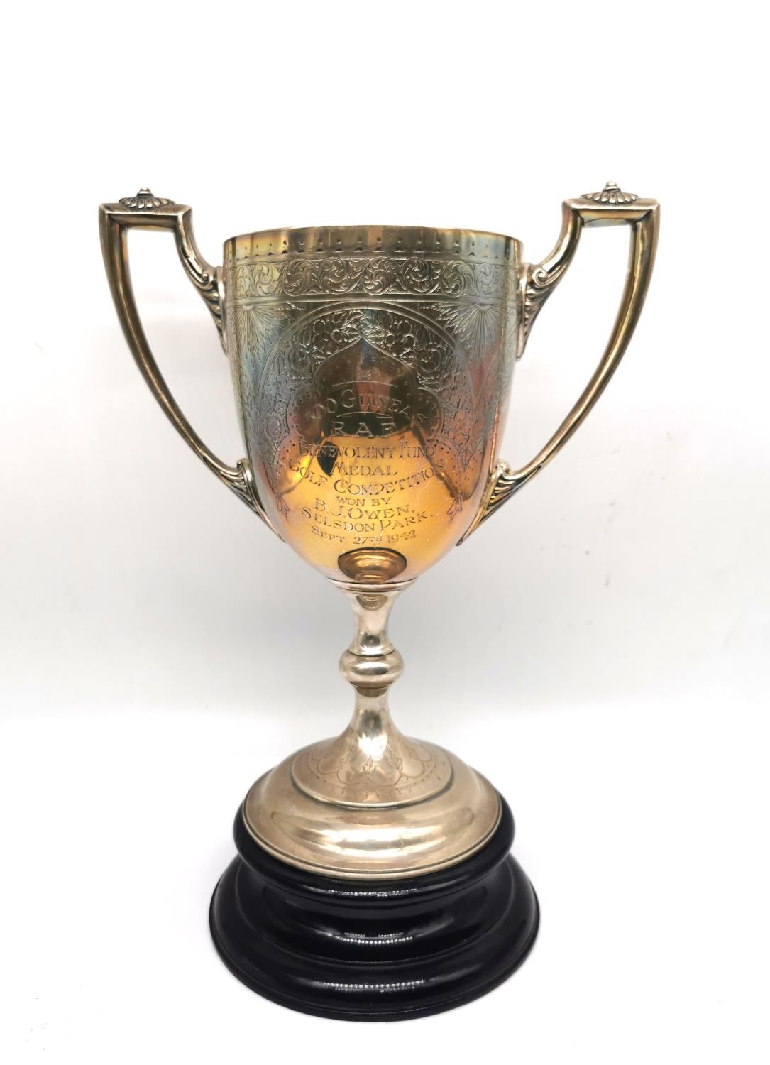 A large Victorian sterling silver golf trophy by Walker and Hall. Inscribed 'RAF 500 Guineas - Image 2 of 8