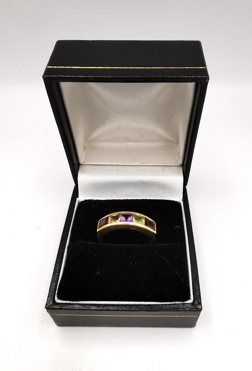 A 14 carat yellow gold multi gem-set band. Set with peridot, garnet, Citrine and amethyst. Stamped - Image 2 of 5