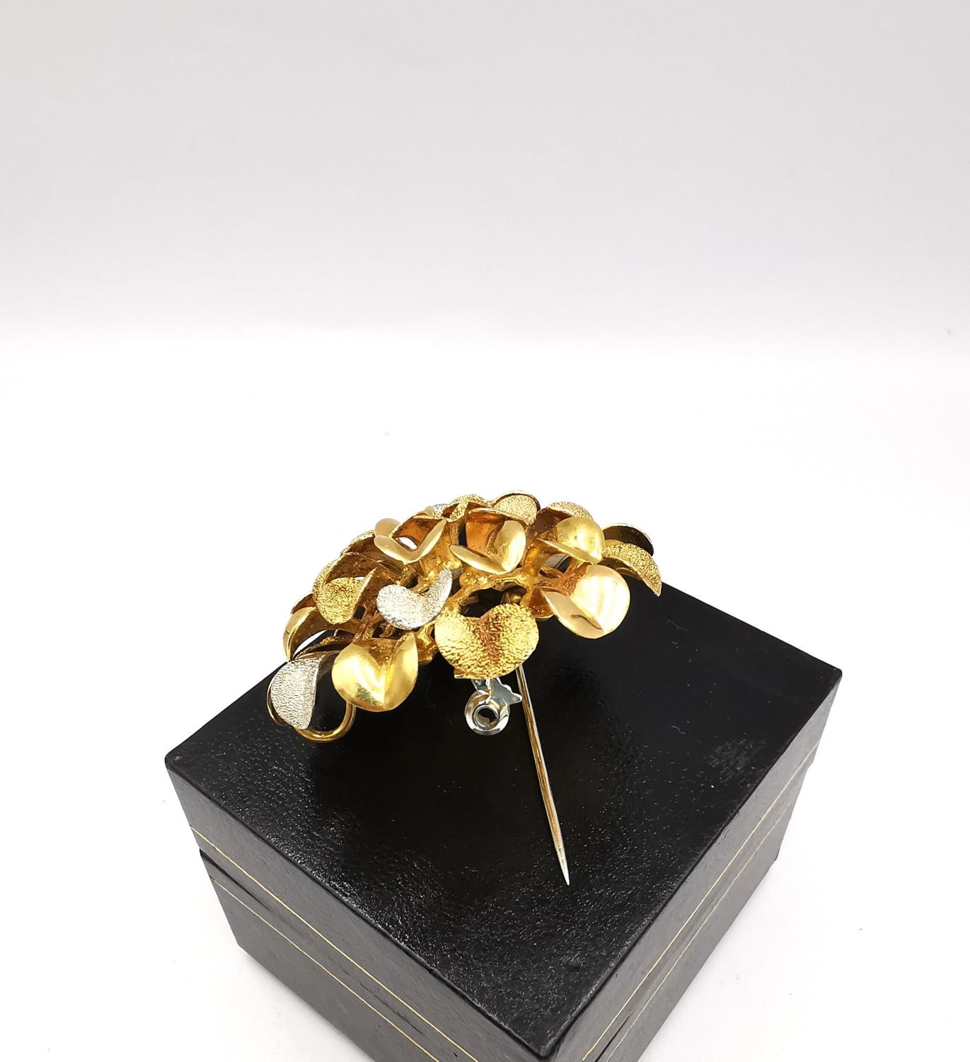 An Italian 18ct tri-colour gold stylised marigold brooch/pendant with texture to some of the petals. - Image 8 of 9