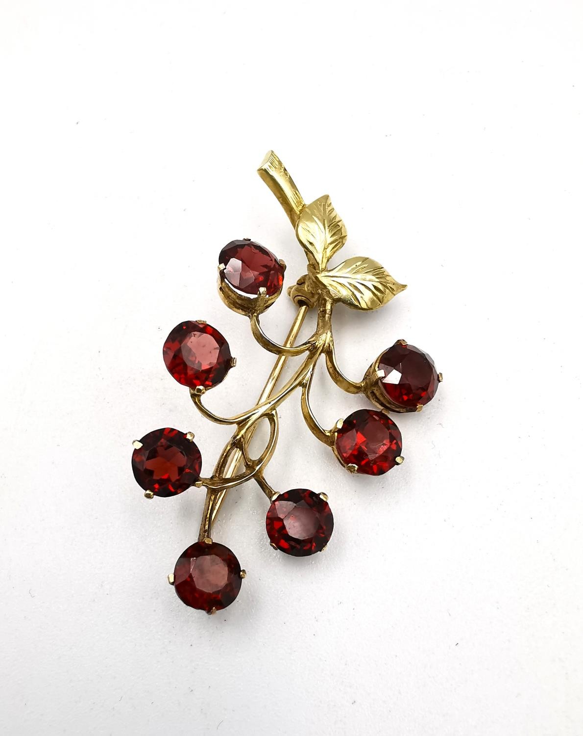 A yellow metal (tests as 9ct) garnet set berry sprig brooch along with a pink metal (tests as 9ct) - Image 2 of 13