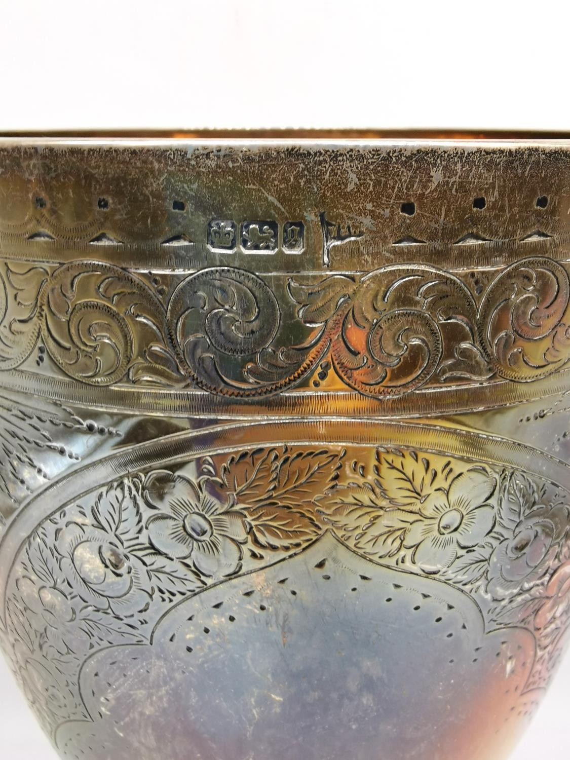 A large Victorian sterling silver golf trophy by Walker and Hall. Inscribed 'RAF 500 Guineas - Image 4 of 8