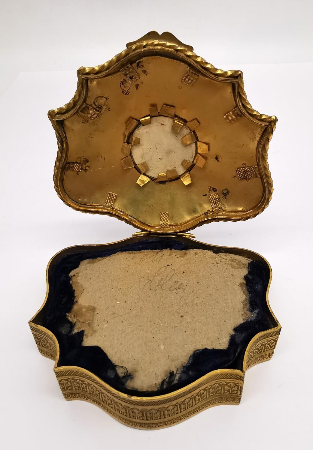 A 19th century French gilt brass ormolus jewellery box with painted portrait plaque to the lid. - Bild 4 aus 8